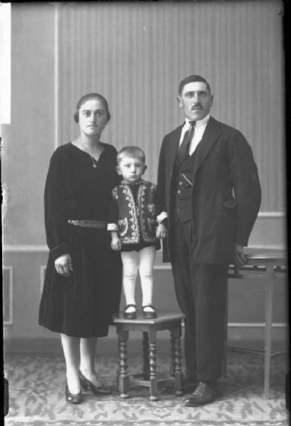 Uomo con donna e bambino- ritratto - figura intera - [committenza Pietro Bellinzona - Casei Gerola]