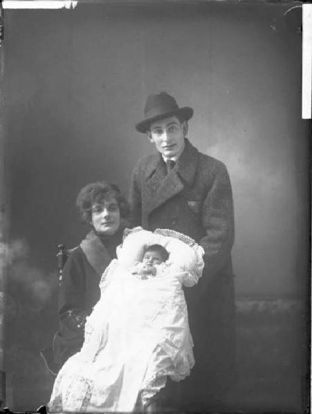 Uomo con donna e bambino - ritratto - tre quarti [committenza Giovanni Martinelli - Voghera]