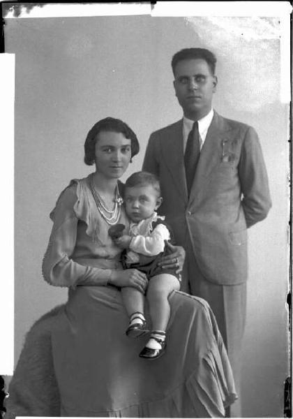 Uomo con donna e bambino - ritratto - tre quarti [committenza Guastalla Federico - Presso Signora Bertone - Voghera]
