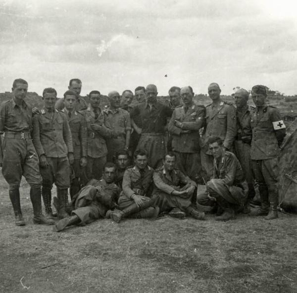 Giuseppe Bottai - Campagna di Etiopia - Ritratto con gruppo di soldati e ufficiali