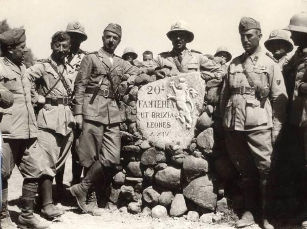 Giuseppe Bottai - Campagna di Etiopia - Ritratto con militari intorno a stele commemorativa