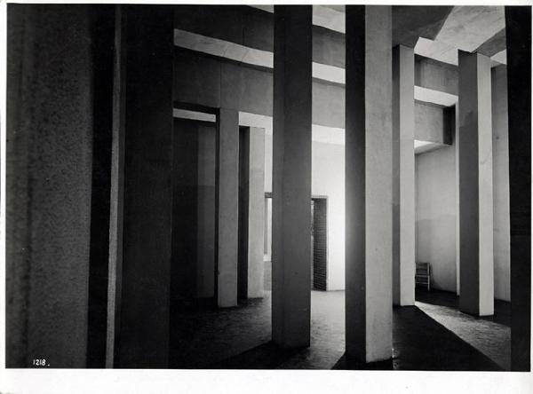 V Triennale - Mostra internazionale di architettura moderna - Atrio - "Pilastri in libertà" di Felice Casorati