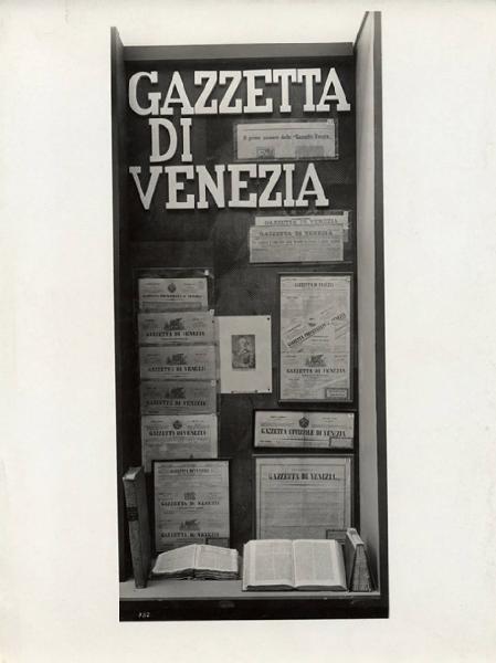 V Triennale - Mostre nel parco - Padiglione della stampa - Stampa italiana contemporanea - Vetrina della "Gazzetta di Venezia"