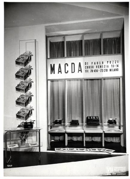 VII Triennale - Mostra delle vetrine - Vetrina della ditta Macda, macchine calcolatrici