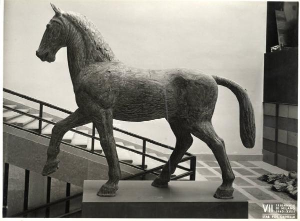 VII Triennale - Palazzo dell'Arte - Scalone e vestibolo superiore - Scultura in legno "Cavallo" di Dante Morozzi