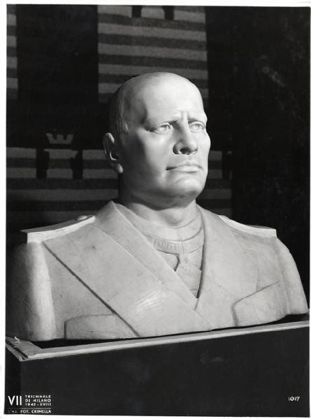 VII Triennale - Palazzo dell'Arte - Aula Massima (Salone d'Onore) - Busto in gesso di Mussolini