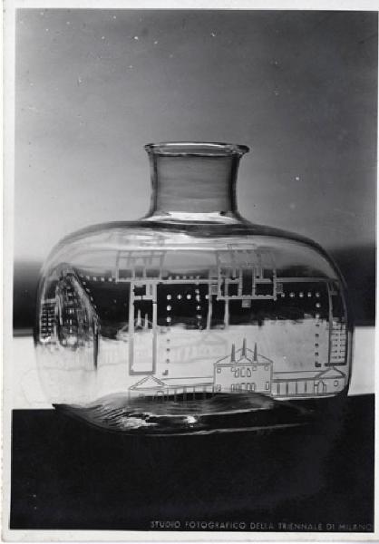 VII Triennale - Mostra dei metalli e dei vetri - Vaso in vetro inciso di Piero Fornasetti
