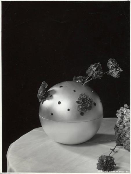 VII Triennale - Mostra dei metalli e dei vetri - Vaso a sfera d'argento del Gruppo B.B.P.R.