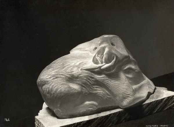 VII Triennale - Mostra dei metalli e dei vetri - Sala Fontanarte - Scultura in cristallo "il cane" di Giacomo Manzù