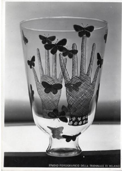 VII Triennale - Mostra dell'E.N.A.P.I. - Vetri e specchi - Vaso di vetro inciso di Eugenio Fegarotti