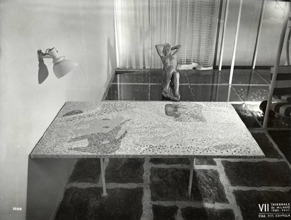 VII Triennale - Galleria dell'arredamento - Seconda parte - Stanza di soggiorno in una villa di Franco Albini - Tavolo a mosaico di marmo e vetro di Del Bon