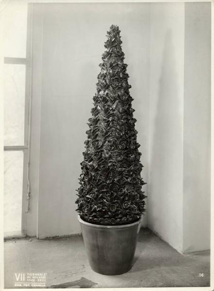 VII Triennale - Mostra della ceramica - Vaso con fiori in ceramica di Enrico Ciuti