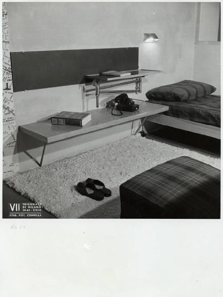 VII Triennale - Mostra dell'arredamento alberghiero - Ambiente n. 2: Camera d'albergo cittadino di transito di Giulio Minoletti