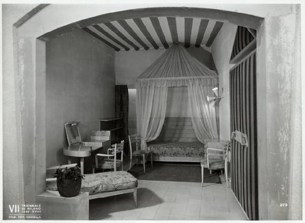 VII Triennale - Mostra dell'arredamento alberghiero - Ambiente n. 3: Camera d'albergo al mare in Liguria di Lio Carminati
