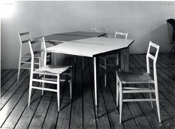 X Triennale - Mostra del mobile singolo - Sedie e tavolo in legno - Gio Ponti