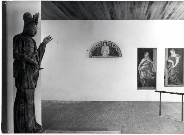 XI Triennale - Mostra di museologia - Da sinistra: scultura in legno raffigurante Bodhisattva, lunetta di Vincenzo Foppa "Cristo morto", Bernardino Lanino "S. Marta con il drago" e "S. Maria Maddalena".