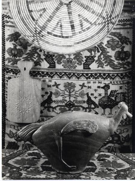 XI Triennale - Mostra delle Produzioni popolari italiane - Scomparto della Sardegna - Cesto in paglia, tagliere in legno lavorato, vaso in terracotta e tappeto ricamato