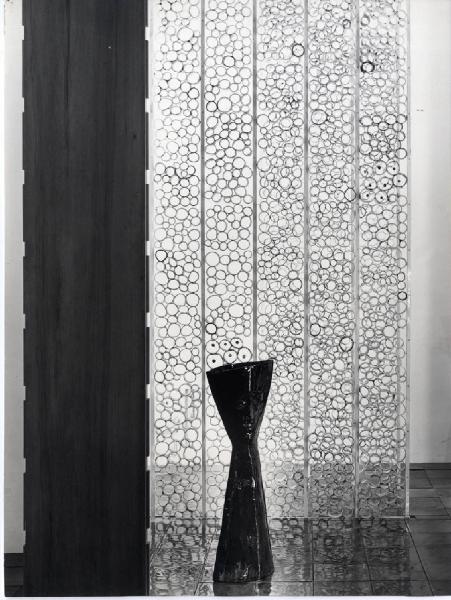 XI Triennale - Mostra delle Produzioni d'arte - Sezione della Ceramica - Parete ad elementi cilindrici di ceramica e vaso
