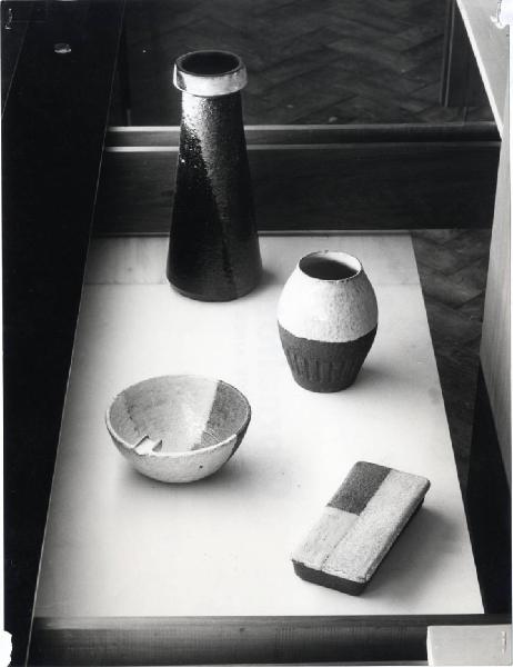 XI Triennale - Mostra delle Produzioni d'arte - Sezione della Ceramica - Portacenere, portasigarette e vasi di ceramica - Guido Bitossi