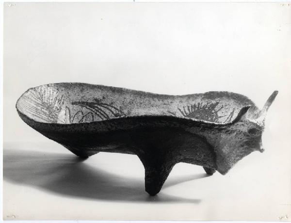 XI Triennale - Mostra delle Produzioni d'arte - Sezione della Ceramica - Piatto a forma di toro - Alberto Diato