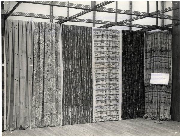 XI Triennale - Padiglione dei tessuti - Mostra delle Produzioni d'arte - Sezione dei tessuti - Tessuti premiati al "Concorso internazionale disegni tessuti stampati per l'arredamento"