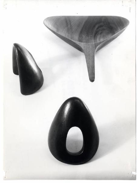 XI Triennale - Sezione dell'Austria - Fermalibri in bronzo e scodella con manico di legno