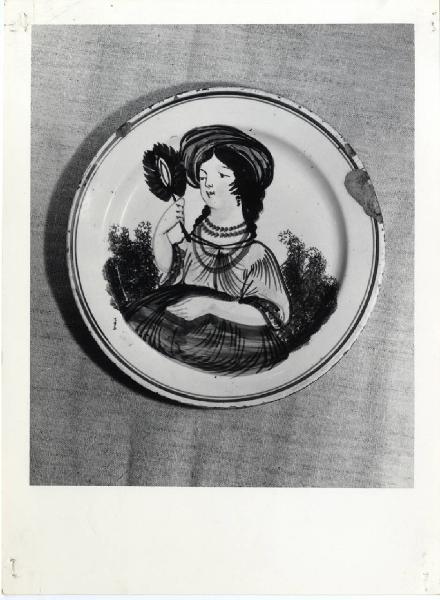 XI Triennale - Mostre temporanee - Mostra delle ceramiche venete tradizionali dell'800 - Piatto di terraglia - "La bella col ventaglio e il turbante"