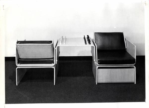 XIII Triennale - Sezione della Francia - La mostra tipologica - Doppia poltrona con tavolino in compensato curvato - Roger Legrand