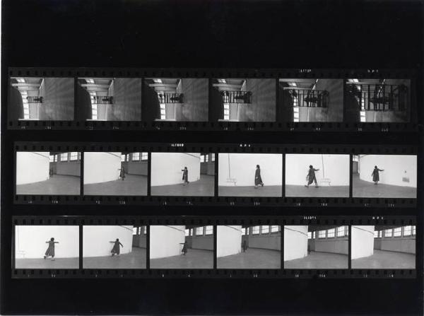 XVI Triennale - Primo ciclo - Lo spazio audiovisivo - Spazio reale-spazio virtuale - Sequenza di fotogrammi del film "la grande occasione" girato nella Triennale di Ugo La Pietra