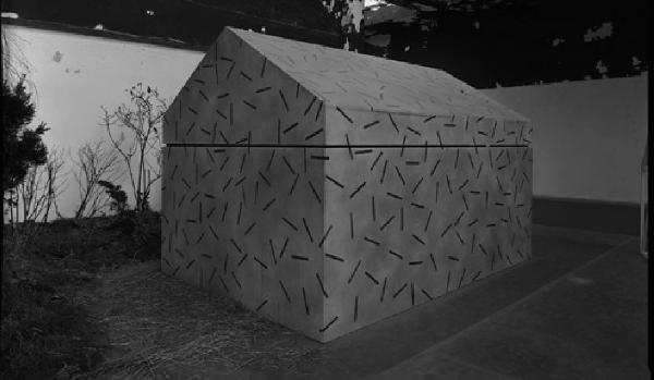 XVI Triennale - Primo ciclo - Lo spazio audiovisivo - Spazio reale-spazio virtuale - Installazione "Architettura sussurrante" di Alessandro Mendini