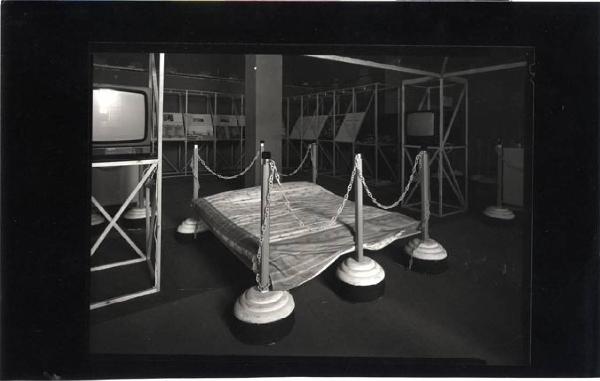 XVI Triennale - Primo ciclo - Lo spazio audiovisivo - Spazio reale-spazio virtuale - Installazione "Paletti e catene"