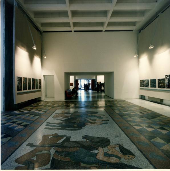 XVIII Triennale - Palazzo dell'Arte - Atrio - Mostra fotografica di Georg Gerster