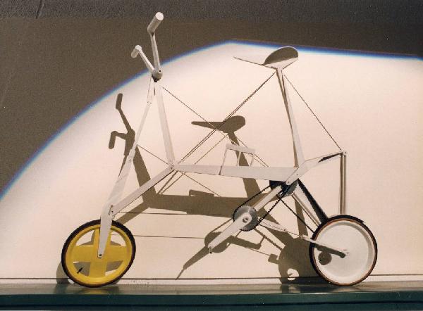 XVIII Triennale - Interventi complementari - Il veicolo minimo. Bicicletta pieghevole ultraleggera