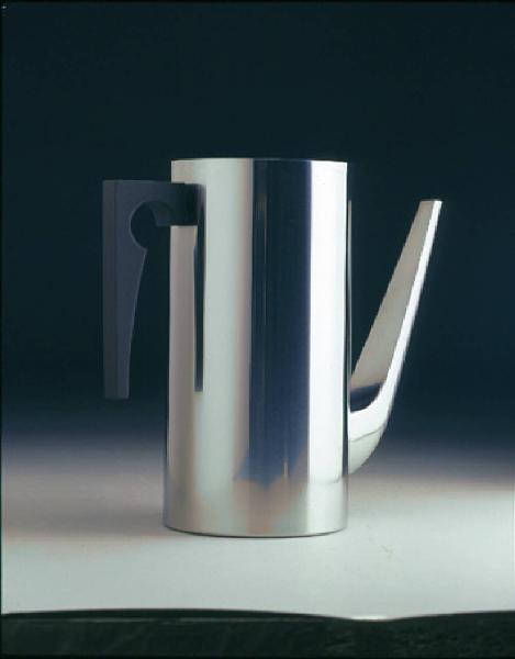 XVIII Triennale - Partecipazioni internazionali - Danimarca. Design danese: ricchezza e semplicità - Arne Jacobsen, Cylinda line coffee pot
