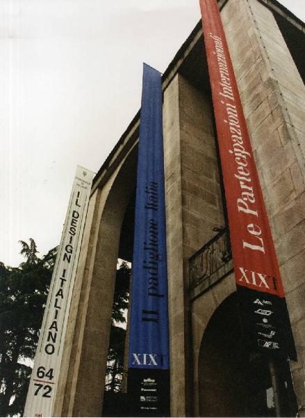 XIX Triennale - Mostra introduttiva esterna - La Triennale nella città - "Una piazza per la Triennale" di Pietro Derossi - Facciata del Palazzo dell'Arte