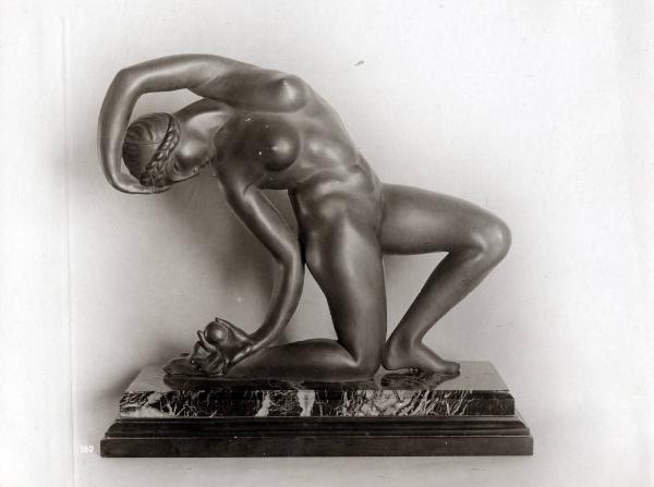 II Biennale - Sezione campana - "La danza del pomo" scultura in bronzo di Antonio De Val