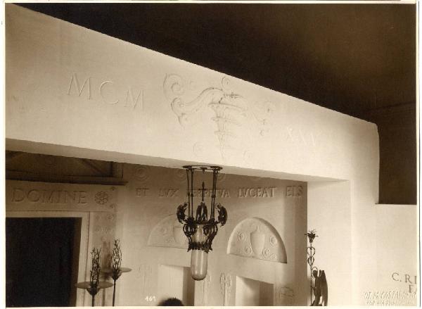 II Biennale - Sezione lombarda - Esedra di accesso a una cappella funeraria - Lampada in ferro battuto di Carlo Rizzarda