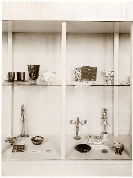 II Biennale - Sezione della Germania - Sala 127 - Vetrina con oggetti smaltati e d'argento