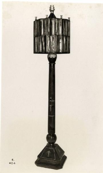 IV Triennale - Galleria dell'illuminazione - Lampada astile in legno disegno di Ezio Giovannozzi
