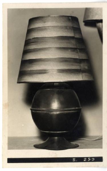 IV Triennale - Galleria dell'illuminazione - Lampada da tavolo della ditta Italo Carlotti su disegno di Emilio Lancia