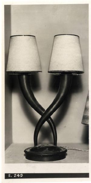 IV Triennale - Galleria dell'illuminazione - Lampada da tavolo della ditta Italo Carlotti su disegno di Emilio Lancia