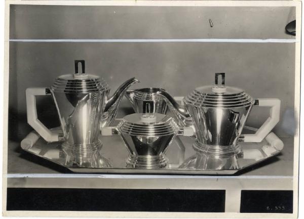 IV Triennale - Galleria dei metalli - Servizio da tè e caffè in argento di Mario Cereghini
