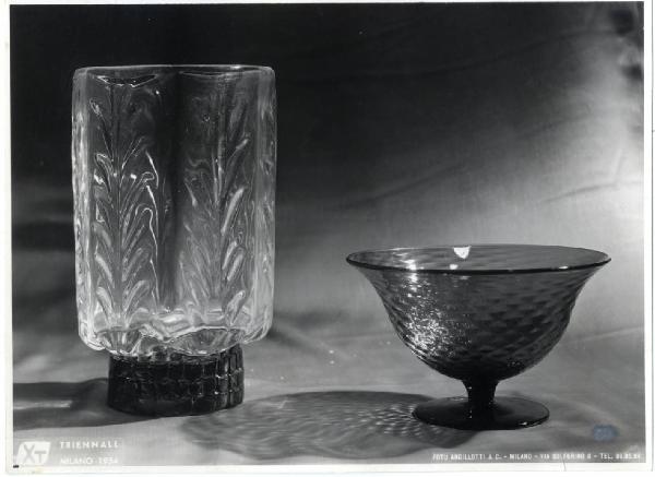 X Triennale - Salone d'onore. I trent'anni della Triennale 1924-54 - Vaso cilindrico Venini e coppa di vetro Orrefors
