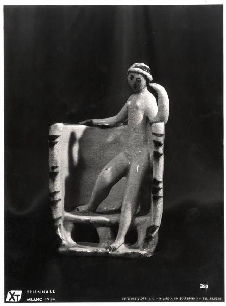 X Triennale - Salone d'onore. I trent'anni della Triennale 1924-54 - Formella in ceramica "Donna in un'esedra" di Max Läuger