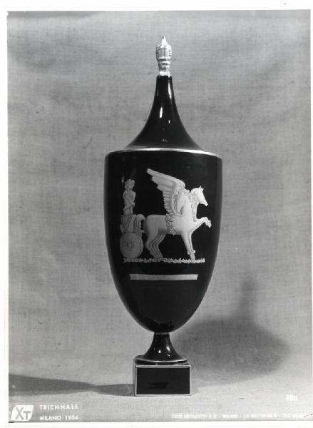 X Triennale - Salone d'onore. I trent'anni della Triennale 1924-54 - Vaso di ceramica di Gio Ponti per Richard Ginori
