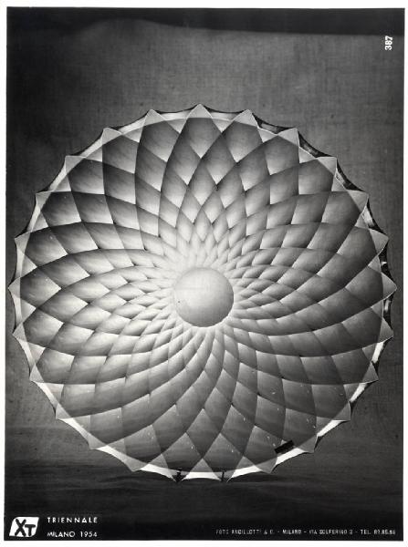 X Triennale - Salone d'onore. I trent'anni della Triennale 1924-54 - Grande piatto di cristallo molato di Stefan Rath