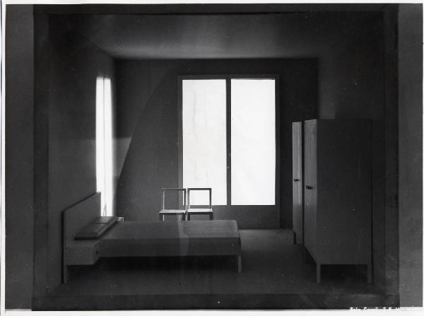 VIII Triennale - Mostra dell'abitazione - Seconda parte. Diorama di soleggiamento - Soleggiamento di una stanza orientata verso Est, alle ore 10.00 del solstizio del 21 dicembre