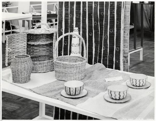 VIII Triennale - Oggetti per la casa - Tazze in ceramica di Enrico Gabbianelli - Tessuti - Oggetti in vimini di Francesco Montanari