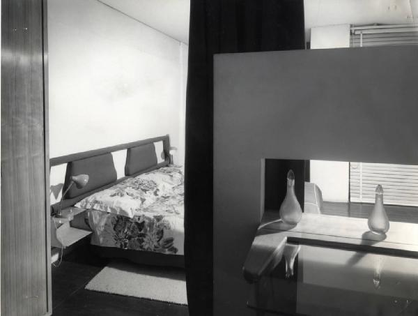 IX Triennale - Abitazione - Alloggio n. 8: interno di casa per vacanze - Renato G. Angeli - Ico Parisi - Gianni Saibene - Camera da letto matrimoniale