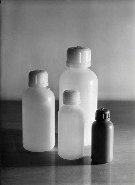 IX Triennale - La forma dell'utile - Contenitori in plastica per acidi